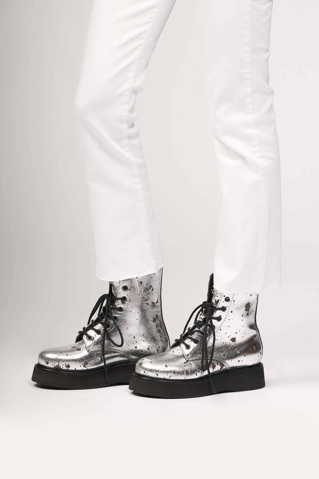 ARMY MOON BOOT Silver leather boots. Black laces. Sole height: 4 cm. Made in Italy. HTC LOS ANGELES