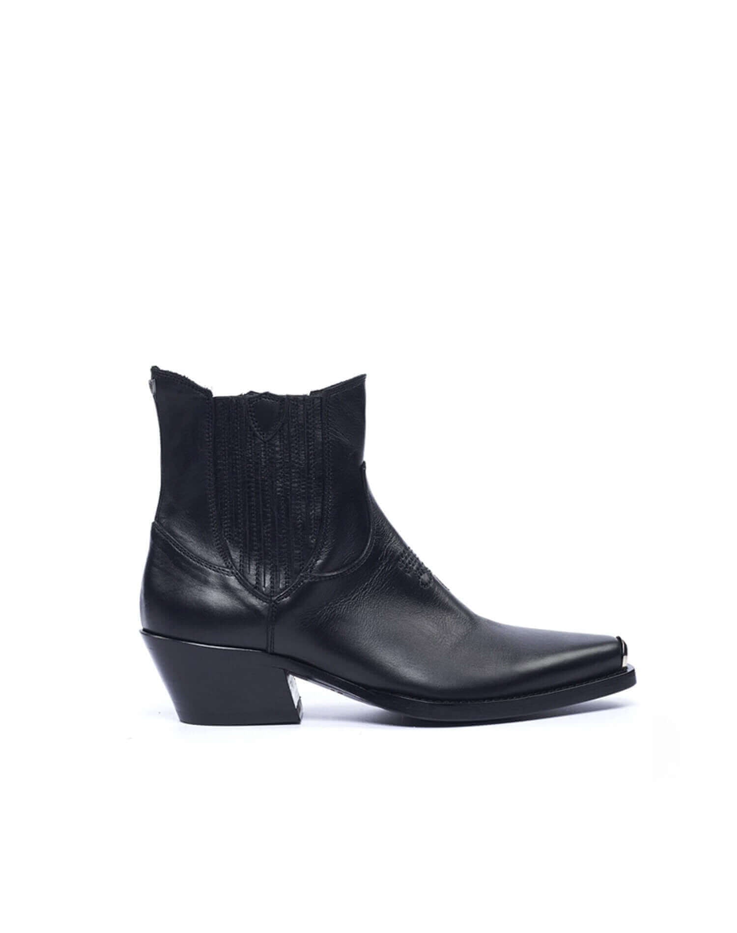 CHELSEA BOOT Black leather 'Texas' boots. Squared metal tip. Elastic closure on the sides. Heel height: 5 cm. Made in Italy. HTC LOS ANGELES