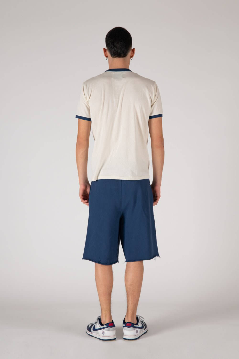LEGLESS - H Logo cotton sweat SS22 Man shorts. Elastic waistband with drawstring, raw cut cuffs at hem. Front logo patch details. Two side pockets. Composition: 100% Cotton HTC LOS ANGELES