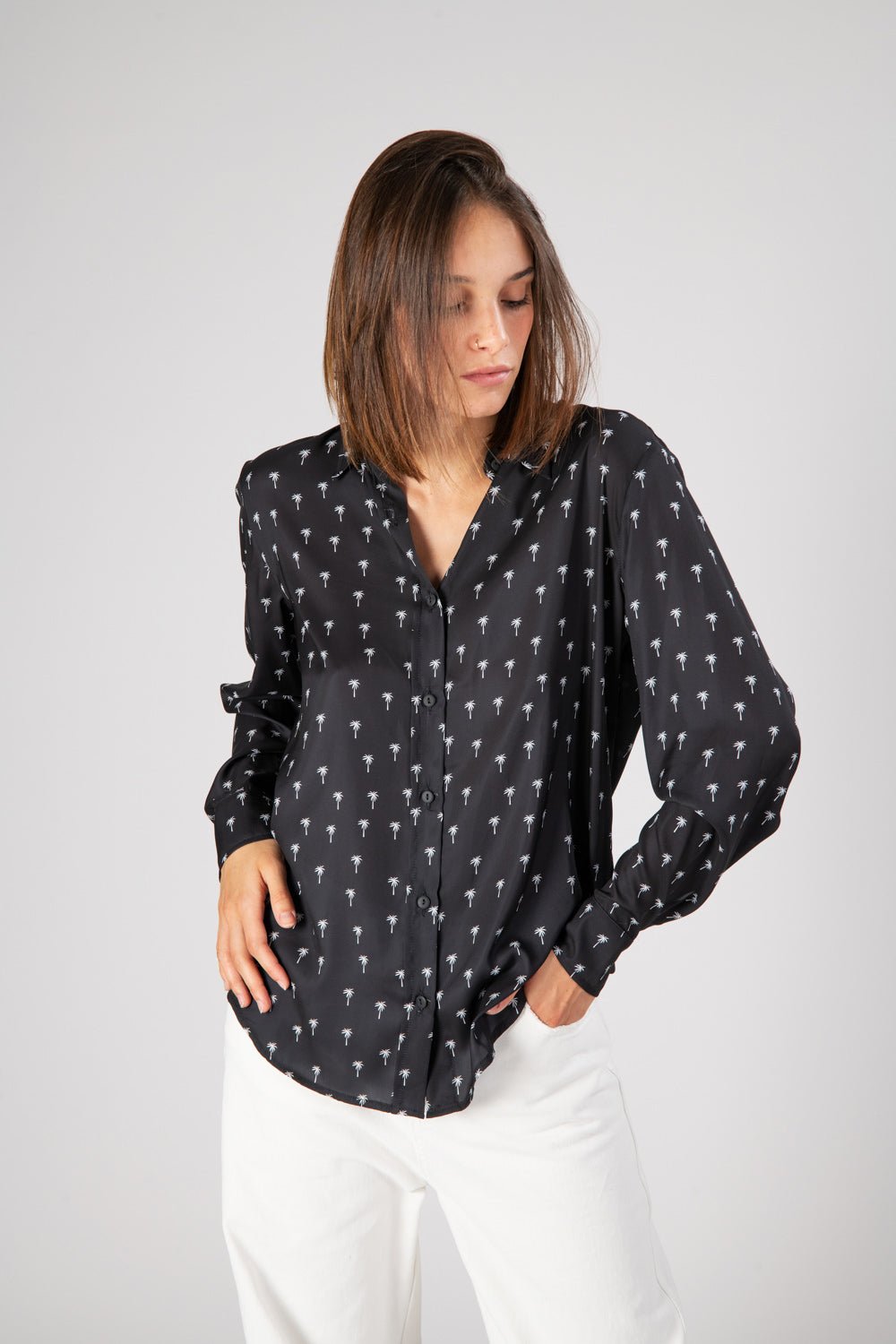 PALMS OVERSIZE SHIRT Oversize woman shirt, allover white palm print. 100% Polyester HTC LOS ANGELES