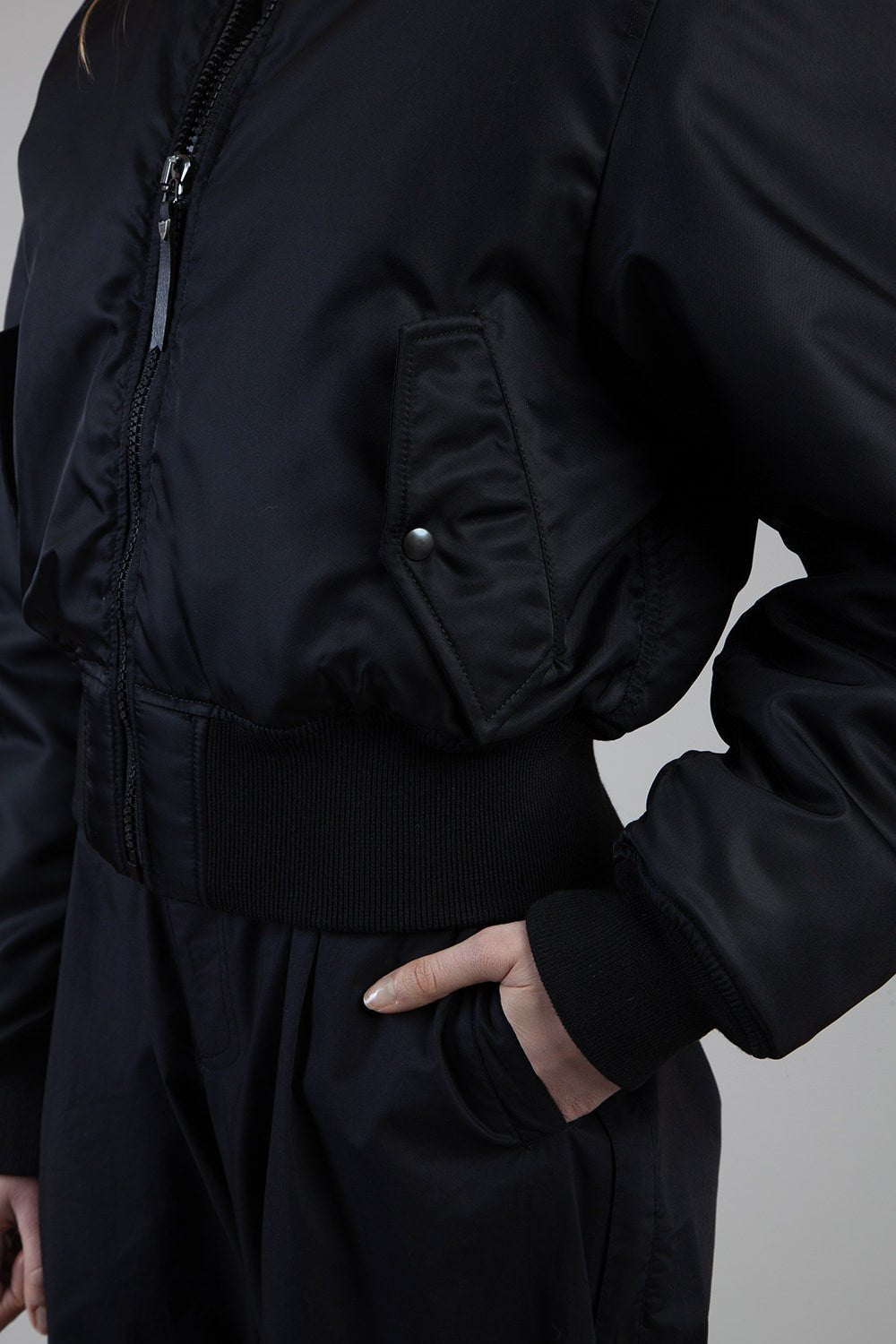 SUSPENDERS JACKET Crop bomber jacket, zip closure and front pockets. Composition 100% Nylon HTC LOS ANGELES