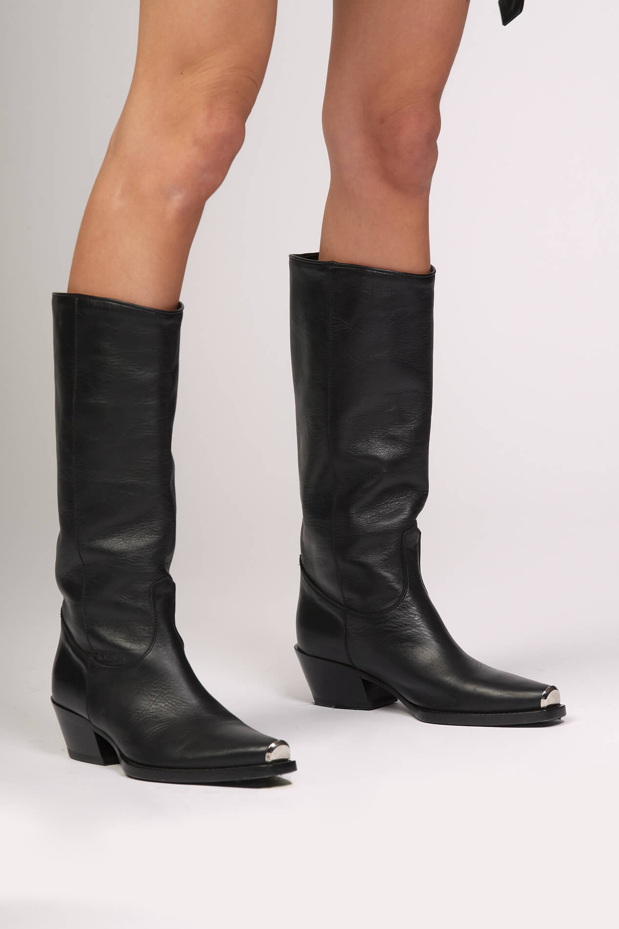 TEXANO BOOT Black leather Texan boots. Squared metal tip. Heel height: 5 cm. Made in Italy. HTC LOS ANGELES