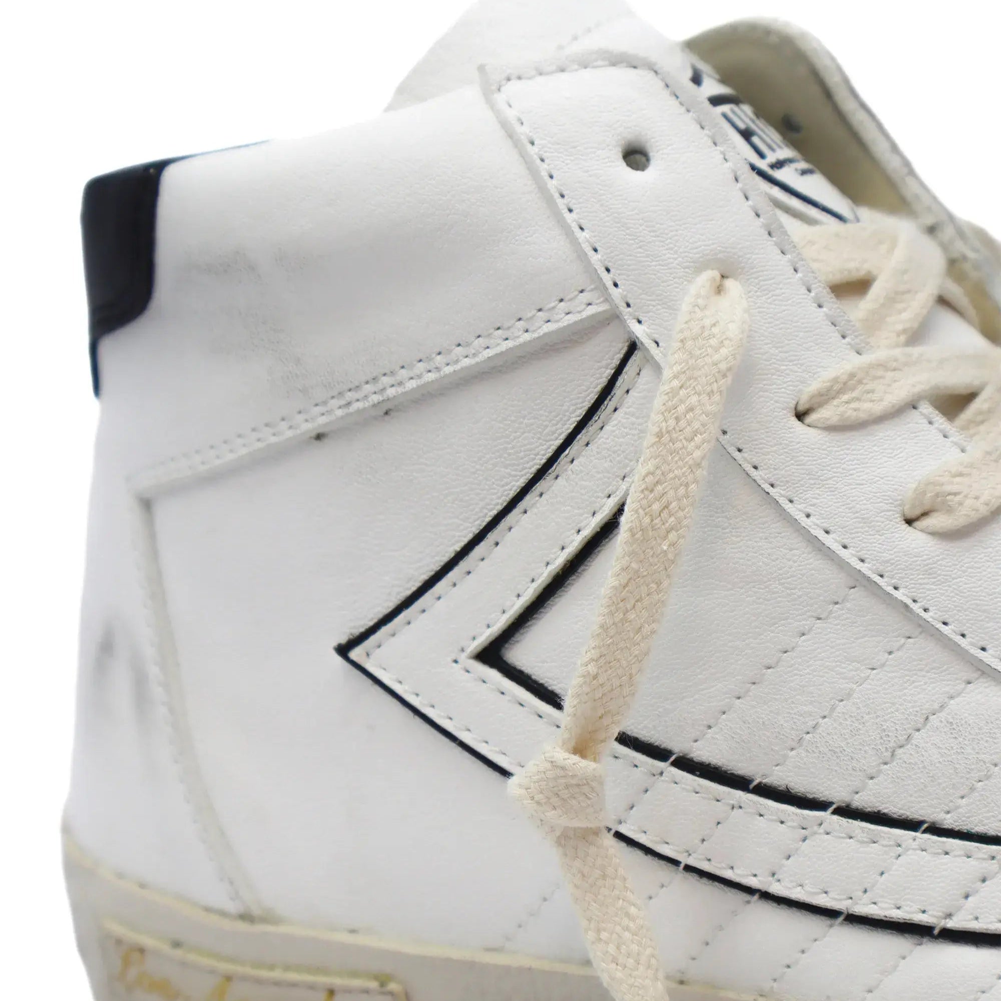 htc los angeles HTC VIPERS HIGH MAN WHITE HTC VIPERS HIGH MAN WHITE HTC VIPERS high-top sneakers in black with a distressed finish. Standard fit providing a comfortable and flexible wrap. Front lace-up closure for a secure fit. Small logo on the tongue an