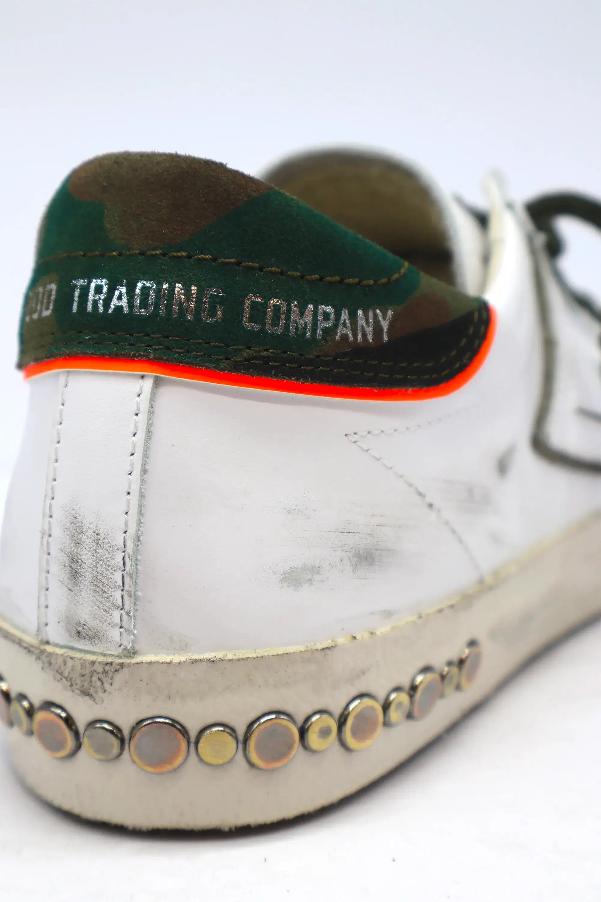 htc los angeles HTC VIPERS LOW MAN WHITE/CAMO HTC VIPERS LOW MAN CAMO WHITE HTC VIPERS low-top sneakers in white with a distressed finish. Standard fit, providing a comfortable and flexible wrap. Front lace-up closure for a secure fit. Small logo on the t