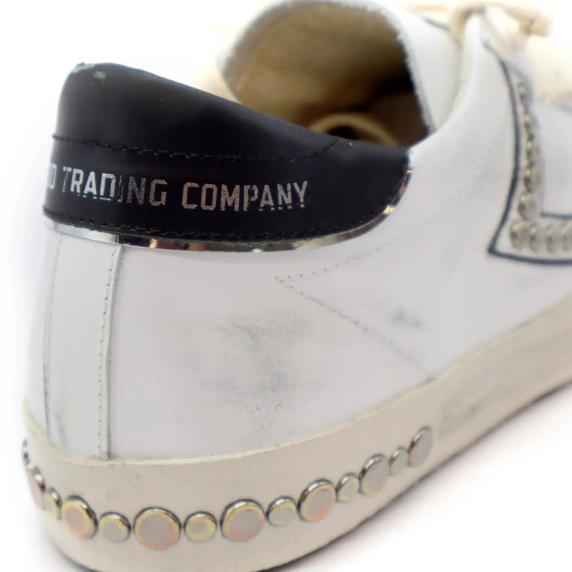htc los angeles HTC VIPERS STUDDED SHIELD LOW MAN HTC VIPERS STUDDED SHIELD LOW MAN HTC VIPERS low-top sneakers in white with a distressed finish. Standard fit, providing a comfortable and flexible wrap. Front lace-up closure for a secure fit. Small logo