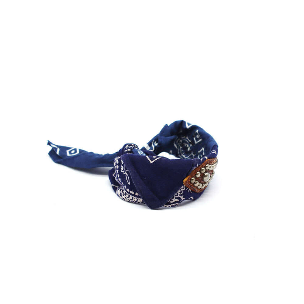 Hollywood Trading Company BANDANA BR BANDANA BR Cognac/Blue Vintage bandana bracelet with studded leather inserts. Knot closure. 100% cotton 100% leather. Made in Italy. bracciale Hollywood Trading Company Hollywood Trading Company