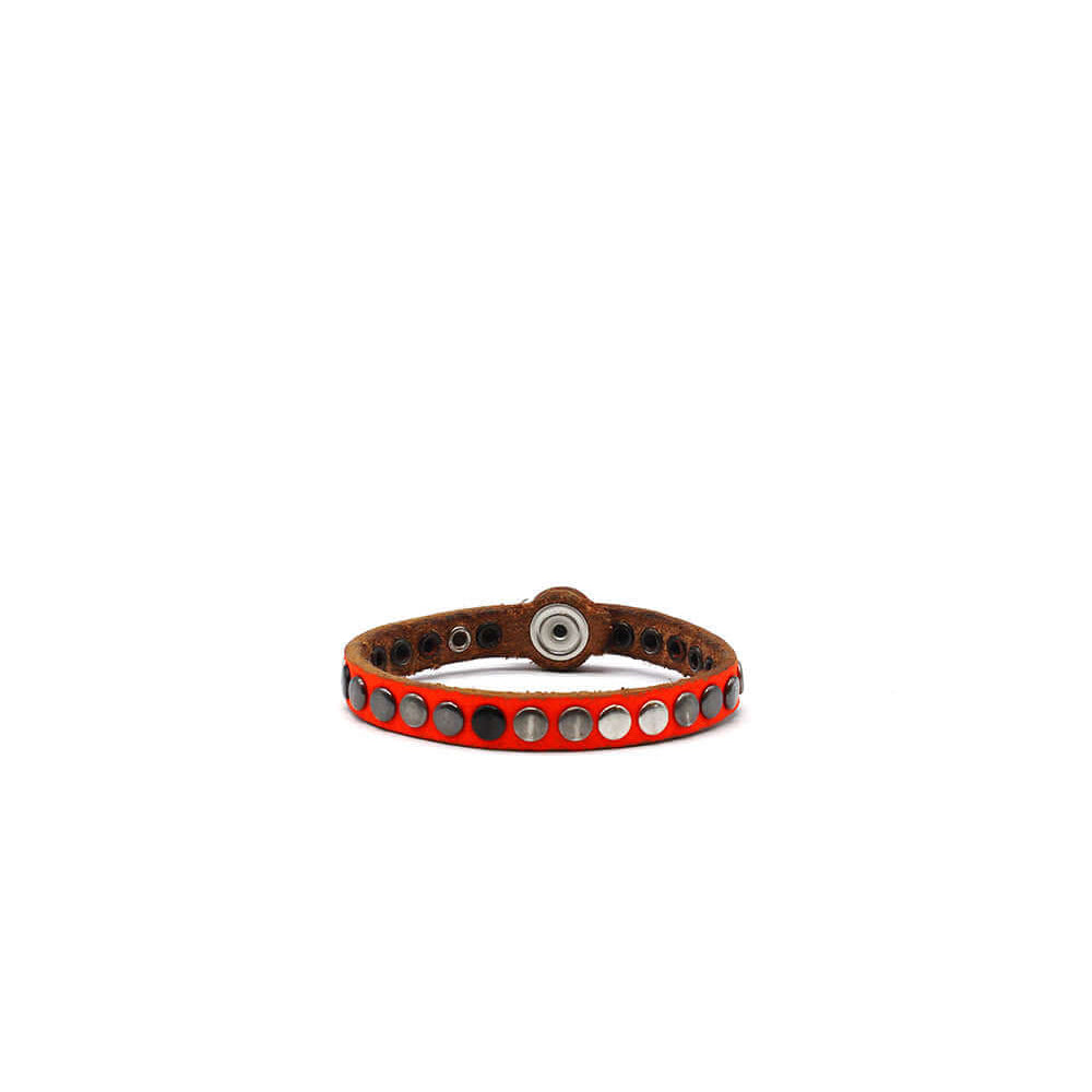 Hollywood Trading Company 10.000 ONE LINE BR 10.000 ONE LINE BR Fluo Orange leather bracelet with studs, zamac button closure with carved HTC Los Angeles logo. Size M lenght: 20cm; Size S lenght: 19cm. 100% Made in Italy. bracciale Hollywood Trading Compa