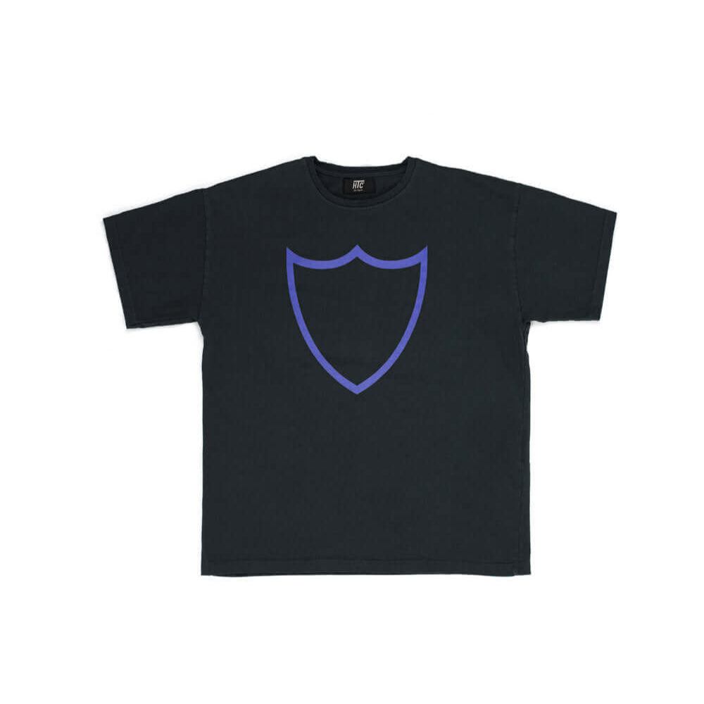 htclosangeles HTC PREMIUM SHIELD T-SHIRT HTC PREMIUM SHIELD T-SHIRT Regular fit t-shirt with printed shield logo on the front. Composition: 100% Cotton GARMENT DYE T-SHIRT WITH CORROSION TREATMENT BLACK/PURPLE t-shirt Hollywood Trading Company Hollywood T