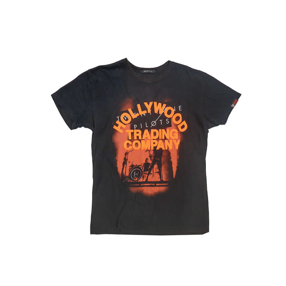 Hollywood Trading Company HTC VINTAGE 21 PILOTS T-SHIRT HTC VINTAGE 21 PILOTS T-SHIRT ONE OF A KIND VINTAGE T-SHIRT WITH ORIGINAL TWENTY ONE PILOTS PRINT, REWORKED WITH ORANGE HTC LOGO ON THE FRONT. BOXY FIT. t-shirt Hollywood Trading Company Hollywood Tr