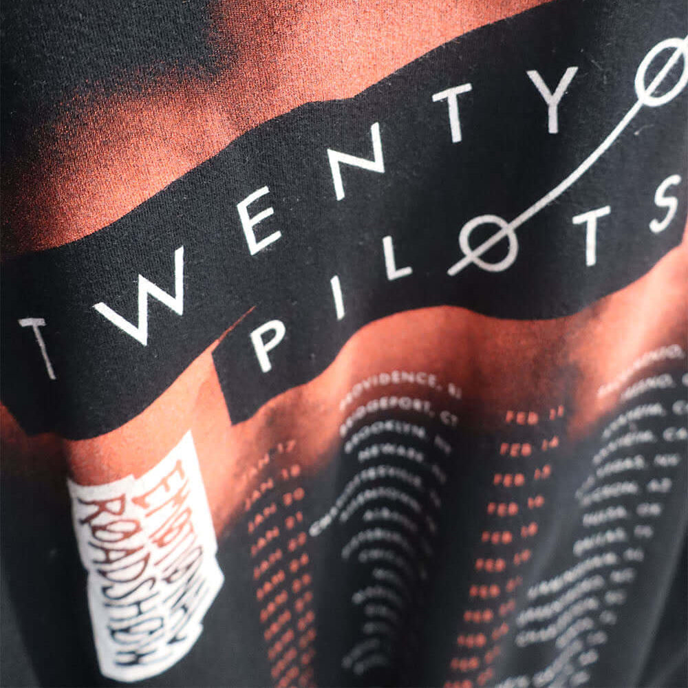 Hollywood Trading Company HTC VINTAGE 21 PILOTS T-SHIRT HTC VINTAGE 21 PILOTS T-SHIRT ONE OF A KIND VINTAGE T-SHIRT WITH ORIGINAL TWENTY ONE PILOTS PRINT, REWORKED WITH ORANGE HTC LOGO ON THE FRONT. BOXY FIT. t-shirt Hollywood Trading Company Hollywood Tr