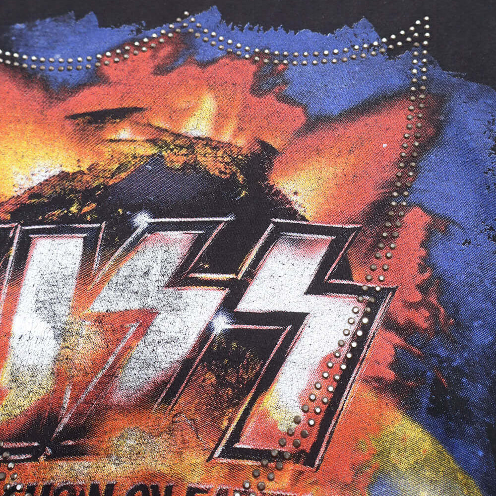 htc los angeles HTC VINTAGE KISS LUX T-SHIRT MIX BLACK HTC VINTAGE KISS LUX T-SHIRT MIX BLACK ONE OF A KIND VINTAGE T-SHIRT WITH ORIGINAL AC/DC PRINT, REWORKED WITH BLACK STUDDED HTC LOGO ON THE FRONT. REGULAR FIT. T-SHIRTS Hollywood Trading Company Holly