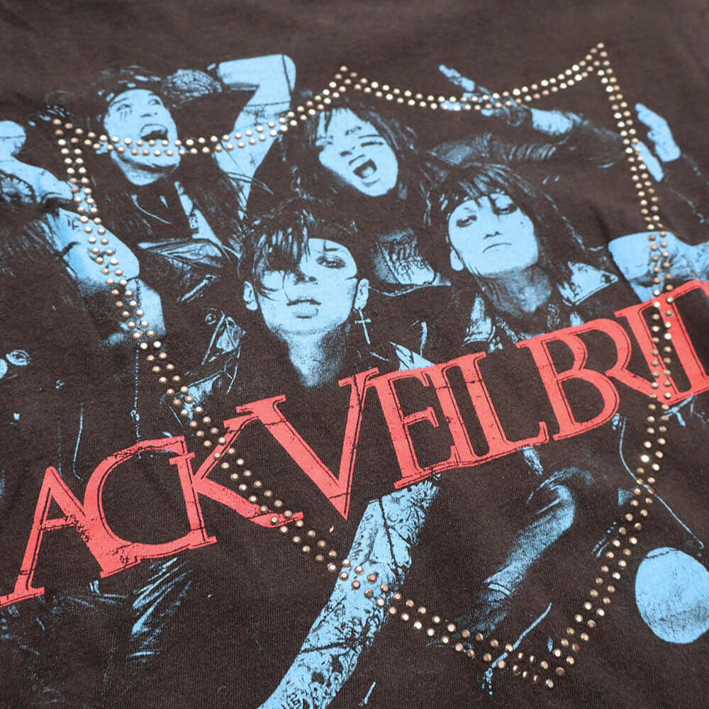 htc los angeles HTC VINTAGE BLACK VEIL BRIDES LUX T-SHIRT MIX BLACK HTC VINTAGE BLACK VEIL BRIDES LUX T-SHIRT MIX BLACK ONE OF A KIND VINTAGE T-SHIRT WITH ORIGINAL BLACK VEIL BRIDES PRINT, REWORKED WITH SILVER STUDDED HTC LOGO ON THE FRONT. REGULAR FIT. T