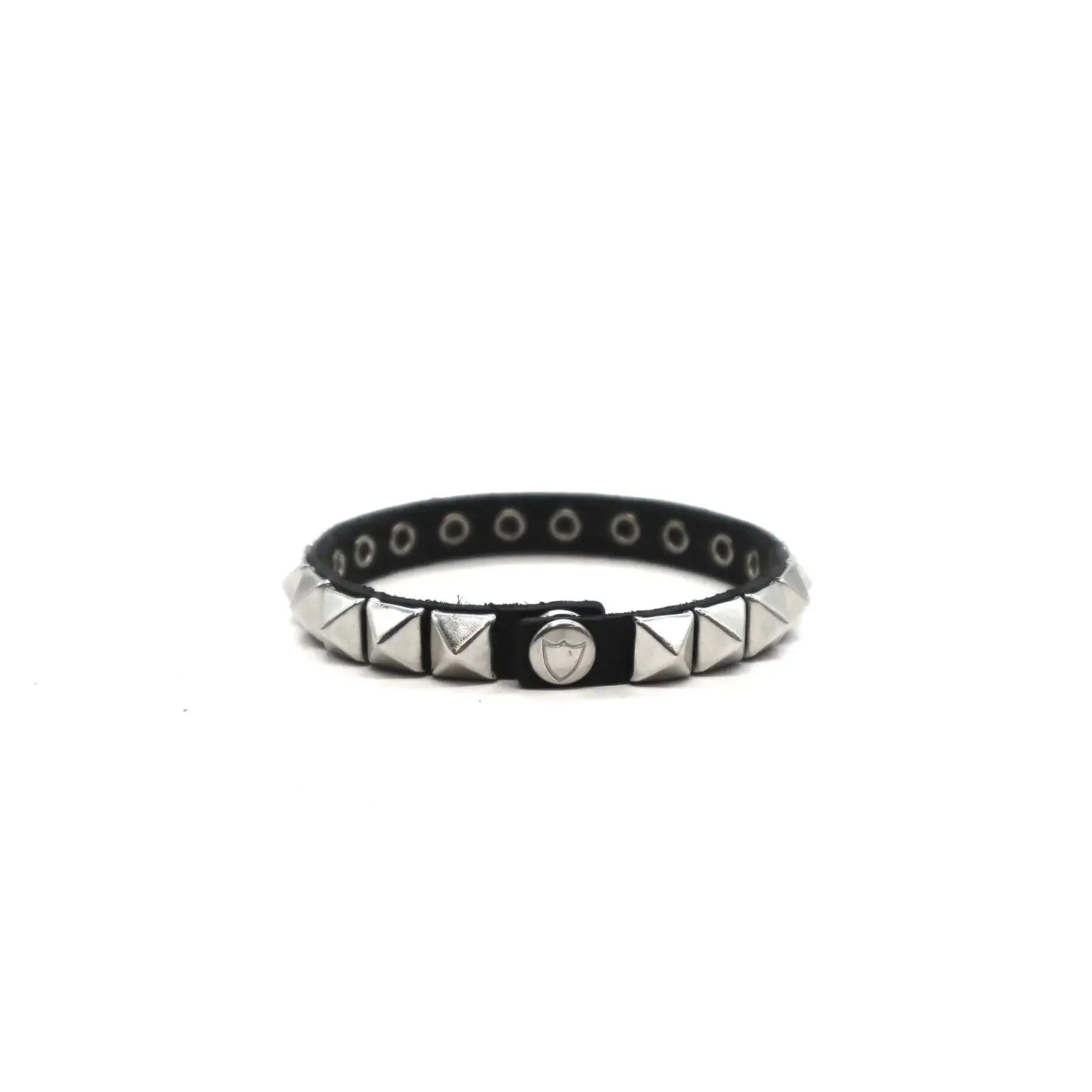 Hollywood Trading Company CHELSIE BR CHELSIE BR Black Leather bracelet with pyramid studs, zamac button closure with carved HTC Los Angeles logo. Size S lenght: about 21cm. Size M lenght: about 24cm. bracciale Hollywood Trading Company Hollywood Trading C