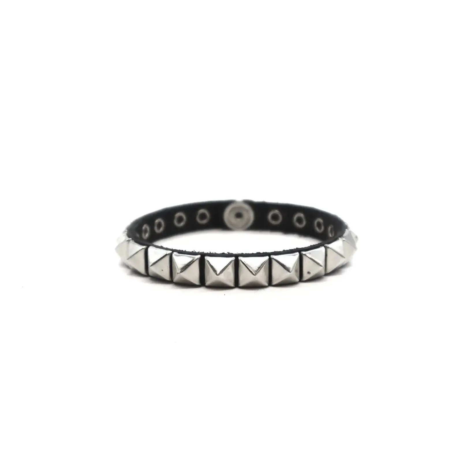 Hollywood Trading Company CHELSIE BR CHELSIE BR Black Leather bracelet with pyramid studs, zamac button closure with carved HTC Los Angeles logo. Size S lenght: about 21cm. Size M lenght: about 24cm. bracciale Hollywood Trading Company Hollywood Trading C
