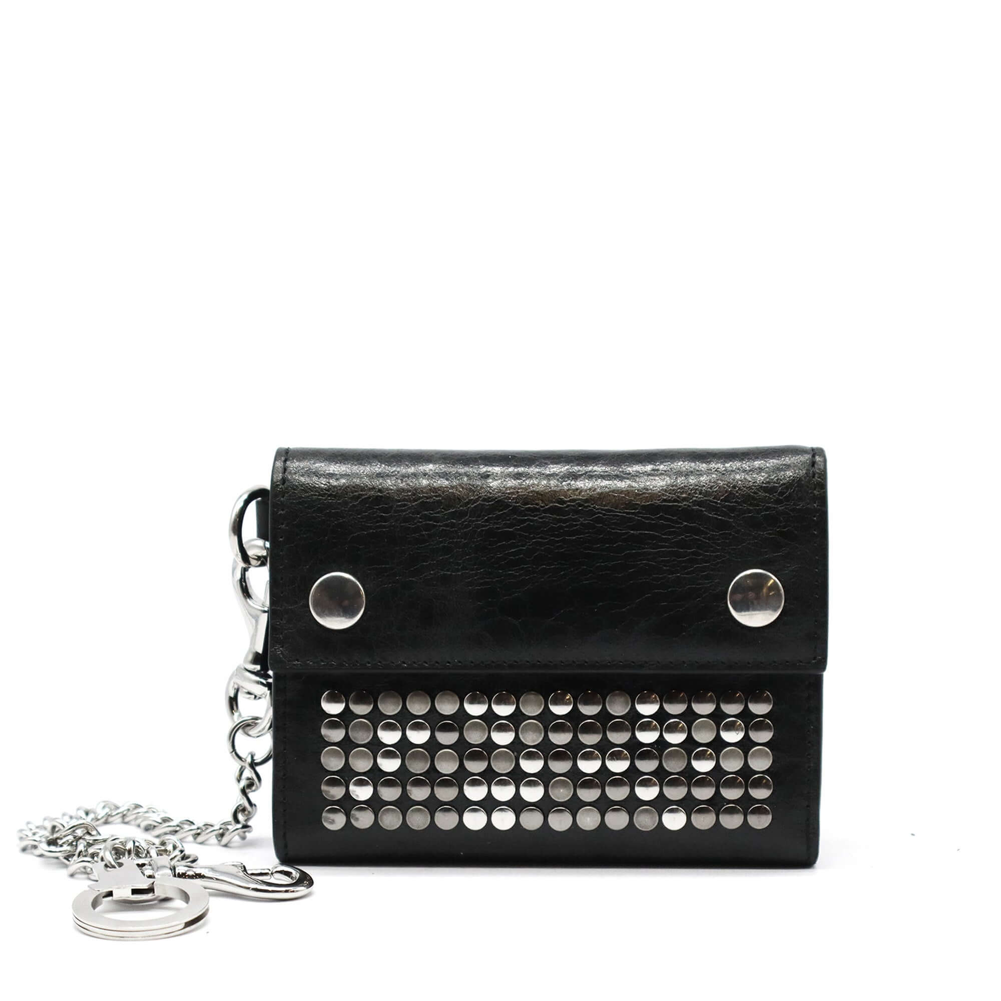 htc los angeles 5.000 TRIFOLD CHAIN WALLET BLACK Trifold chain wallet in Black, designed with multiple compartments for cards, documents, and coins, adorned with stud details on the exterior and a chain. Crafted in Italy, 100% cow leather. Hollywood Tradi