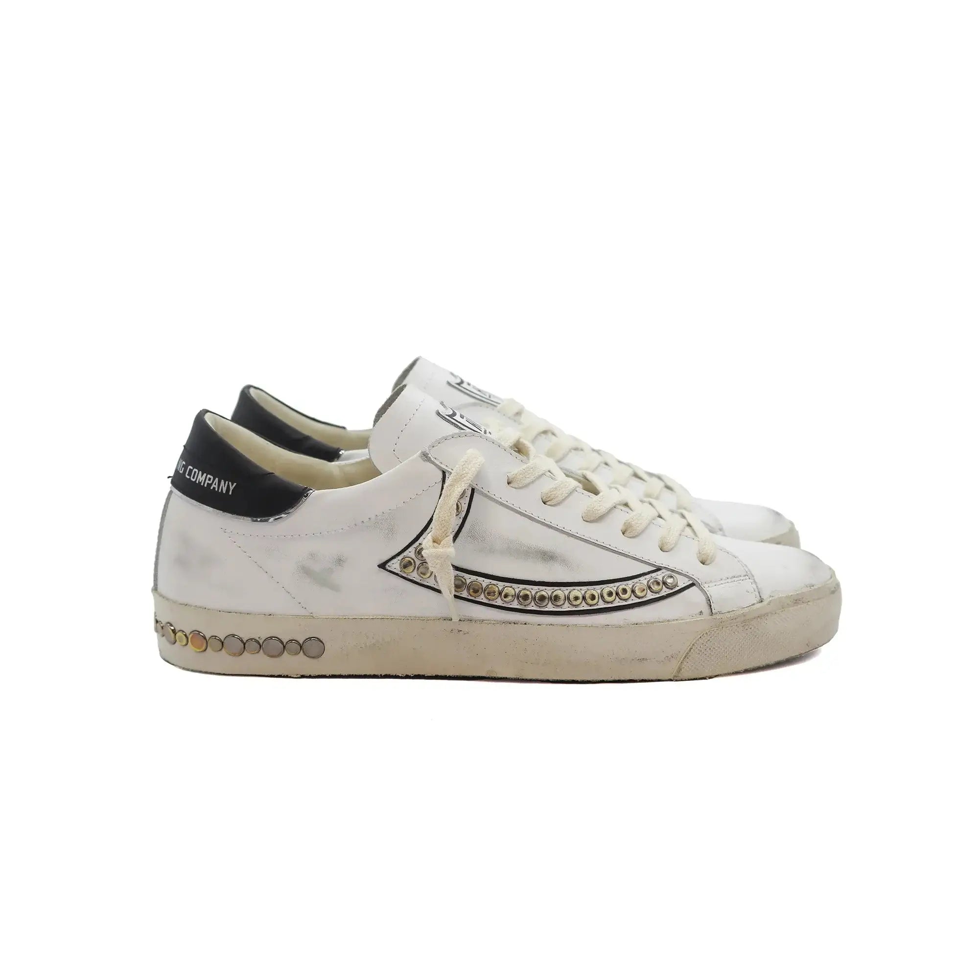 htc los angeles HTC VIPERS STUDDED SHIELD LOW MAN HTC VIPERS STUDDED SHIELD LOW MAN HTC VIPERS low-top sneakers in white with a distressed finish. Standard fit, providing a comfortable and flexible wrap. Front lace-up closure for a secure fit. Small logo