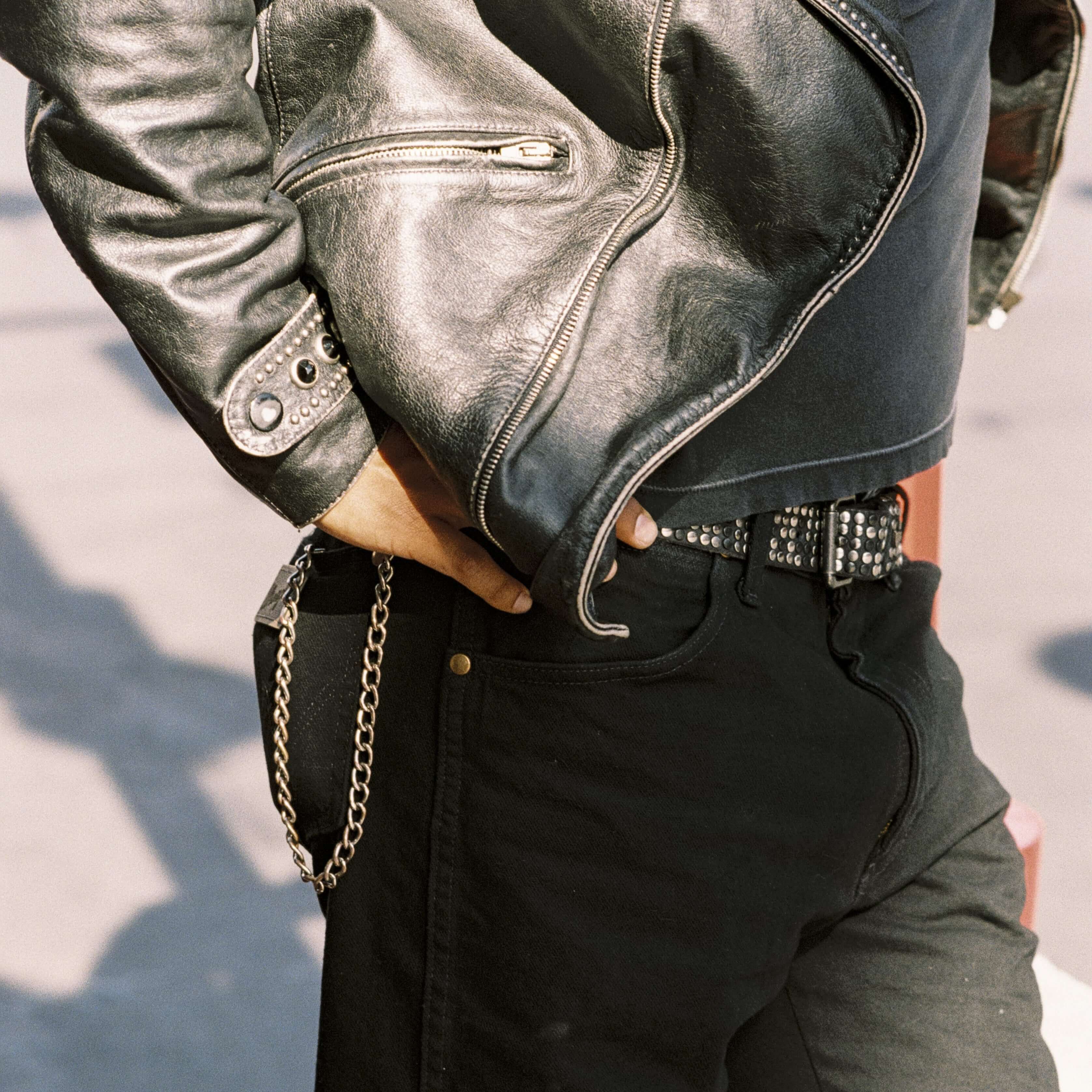 Hollywood Trading Company 5.000 STUDS BELT 5.000 STUDS BELT Black leather belt with mixed studs, brass buckle, studded zamac belt loop with HTC logo rivet. Height: 3.5 cm. Made in Italy. BELTS Hollywood Trading Company Hollywood Trading Company