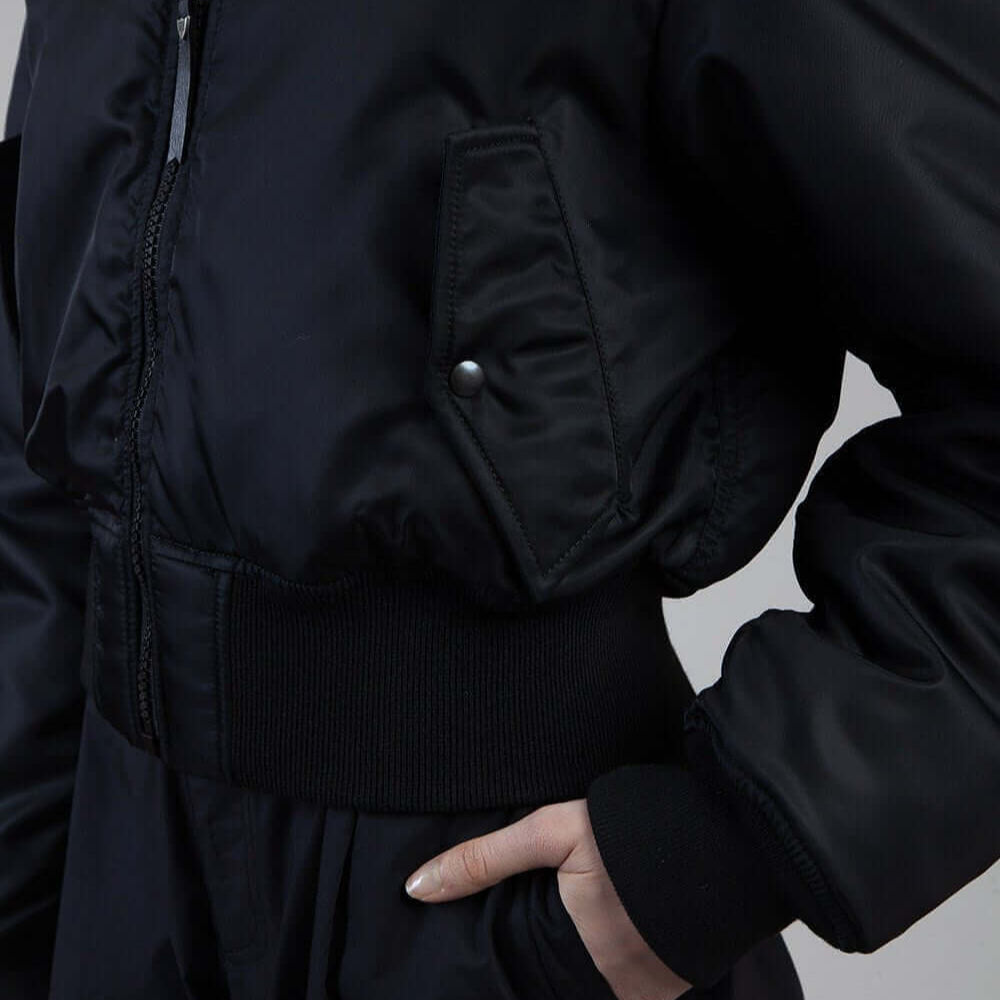Hollywood Trading Company SUSPENDERS JACKET BLACK SUSPENDERS JACKET BLACK Crop bomber jacket, zip closure and front pockets. Composition 100% Nylon JACKETS Hollywood Trading Company Hollywood Trading Company