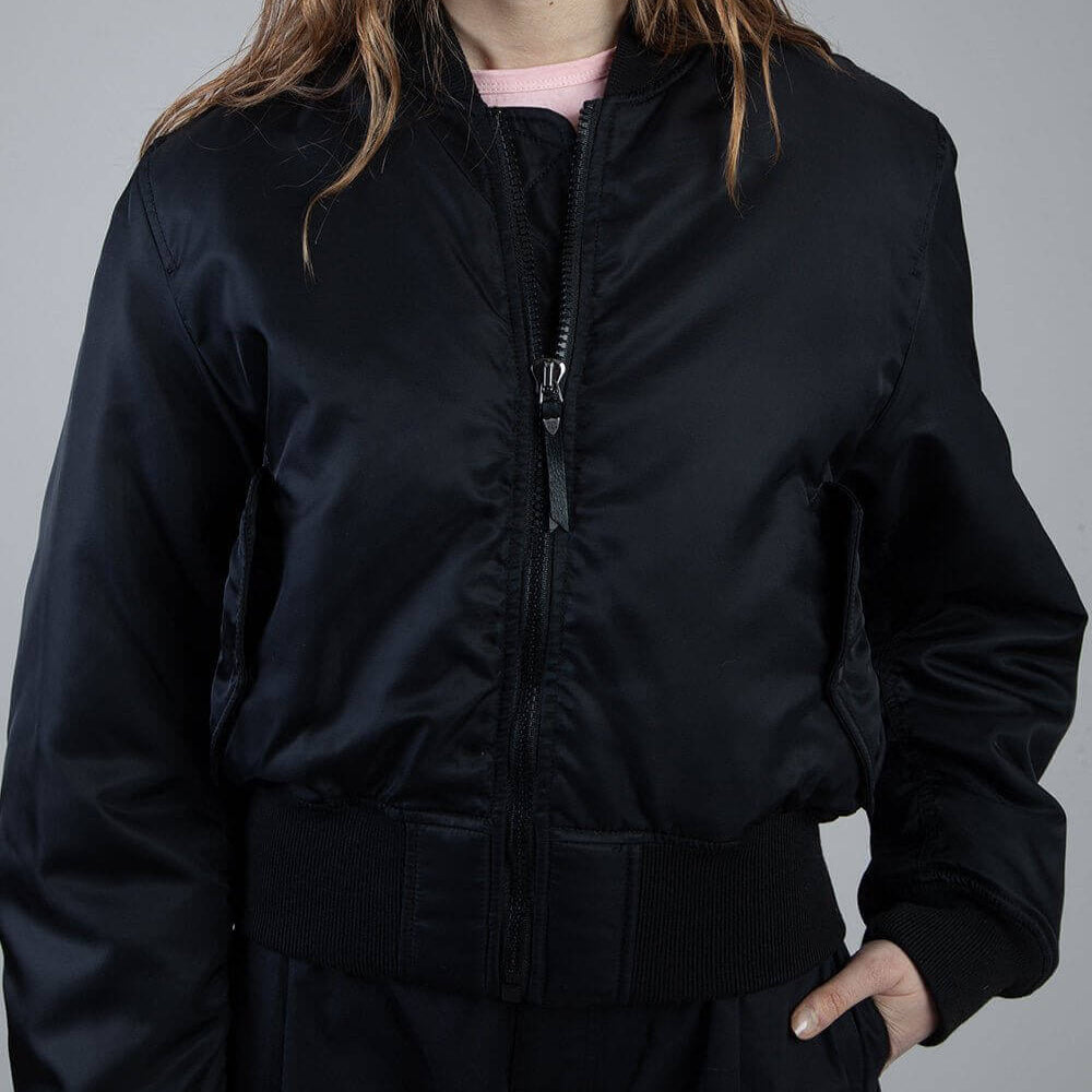 Hollywood Trading Company SUSPENDERS JACKET BLACK SUSPENDERS JACKET BLACK Crop bomber jacket, zip closure and front pockets. Composition 100% Nylon JACKETS Hollywood Trading Company Hollywood Trading Company