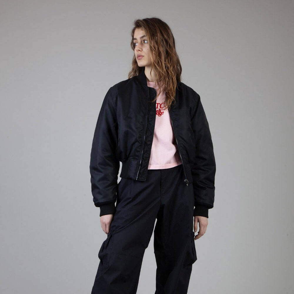 Hollywood Trading Company SUSPENDERS JACKET BLACK SUSPENDERS JACKET BLACK Crop bomber jacket, zip closure and front pockets. Composition 100% Nylon JACKETS Hollywood Trading Company Hollywood Trading Company