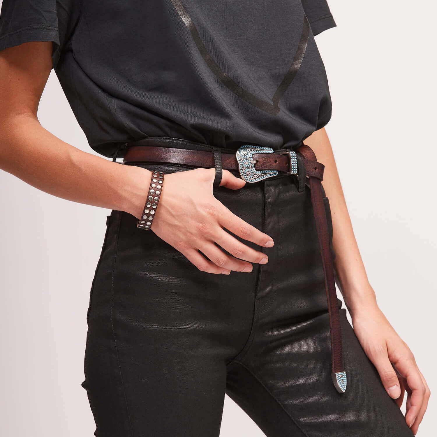 Hollywood Trading Company 10.000 MINI BR 10.000 MINI BR Brown leather bracelet with double line studs, zamac button closure with carved HTC Los Angeles logo. 100% Made in Italy. Hollywood Trading Company Hollywood Trading Company