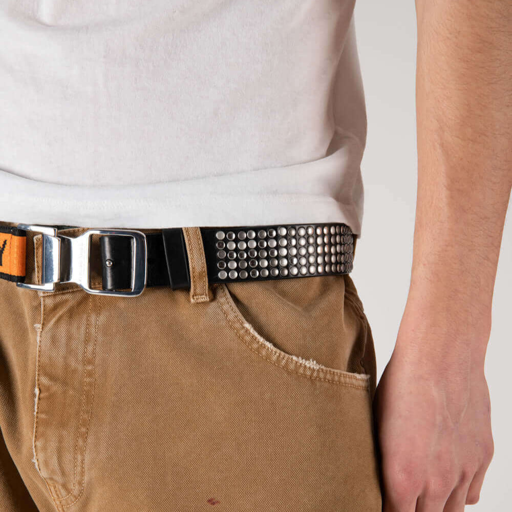 Hollywood Trading Company 5.000 FASTEN BELT 5.000 FASTEN BELT Studded leather belt & elastic band. Tension buckle closure. Height: 3,5 cm. Composition: 50% Leather 50% Polyester. Made in Italy BELTS Hollywood Trading Company Hollywood Trading Company