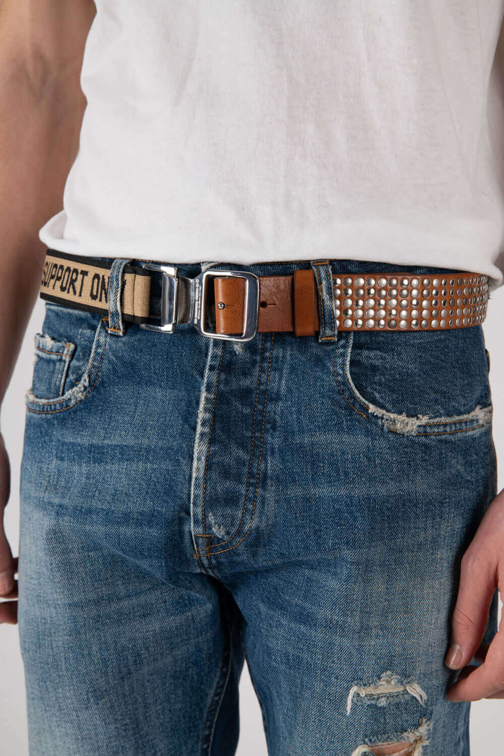 5.000 FASTEN BELT Studded leather belt & elastic band. Tension buckle closure. Height: 3,5 cm. Composition: 50% Leather 50% Polyester. Made in Italy HTC LOS ANGELES