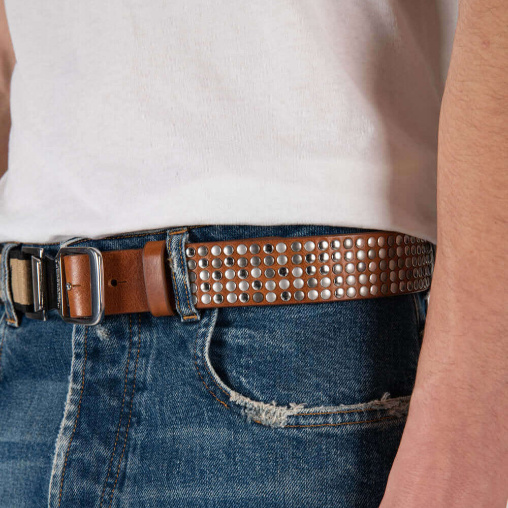 Hollywood Trading Company 5.000 FASTEN BELT 5.000 FASTEN BELT Studded leather belt & elastic band. Tension buckle closure. Height: 3,5 cm. Composition: 50% Leather 50% Polyester. Made in Italy BELTS Hollywood Trading Company Hollywood Trading Company