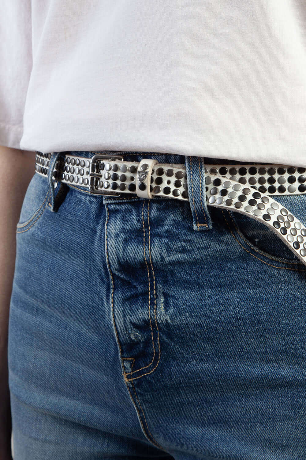 Hollywood Trading Company 3.000 STUDS BELT 3.000 STUDS BELT White leather belt with studs, brass buckle, loop with studs and engraved logo. Height 2 cm. Made in Italy. BELTS Hollywood Trading Company Hollywood Trading Company