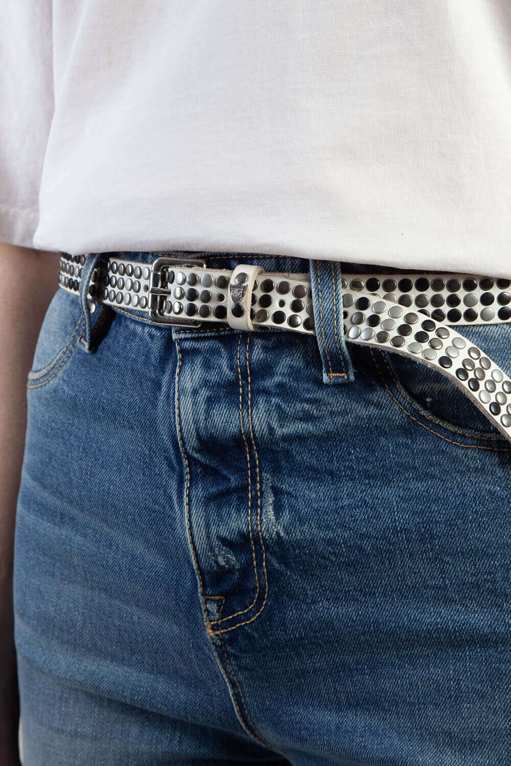 3.000 STUDS BELT White leather belt with studs, brass buckle, loop with studs and engraved logo. Height 2 cm. Made in Italy. HTC LOS ANGELES