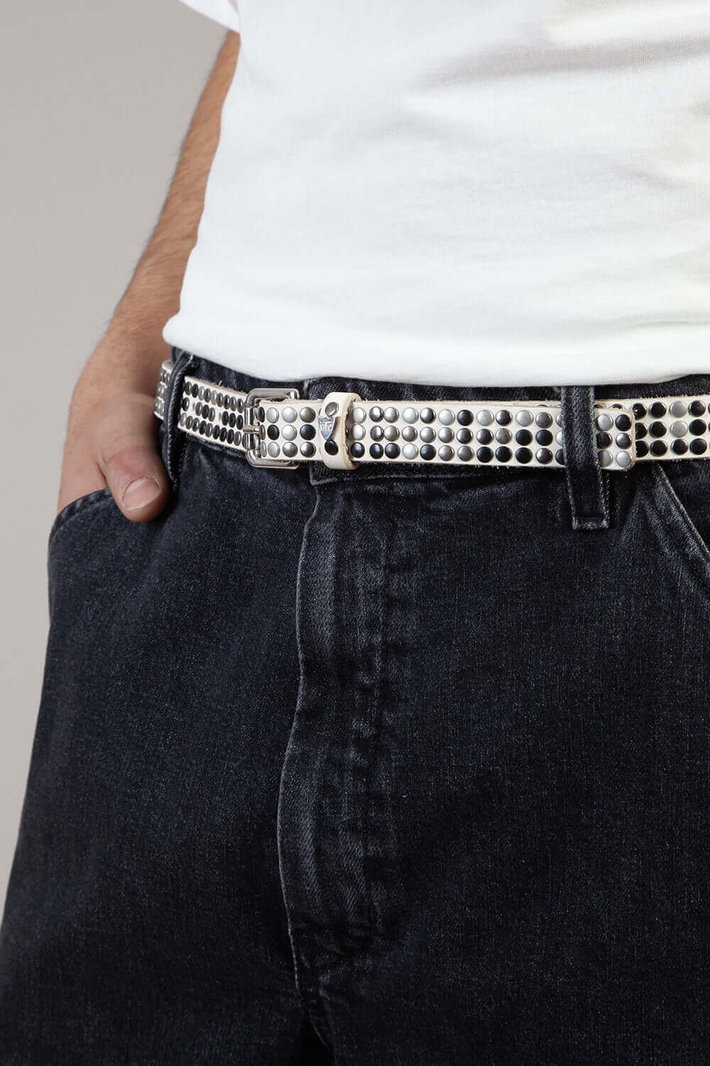 Hollywood Trading Company 3.000 STUDS BELT 3.000 STUDS BELT White leather belt with studs, brass buckle, loop with studs and engraved logo. Height 2 cm. Made in Italy. BELTS Hollywood Trading Company Hollywood Trading Company