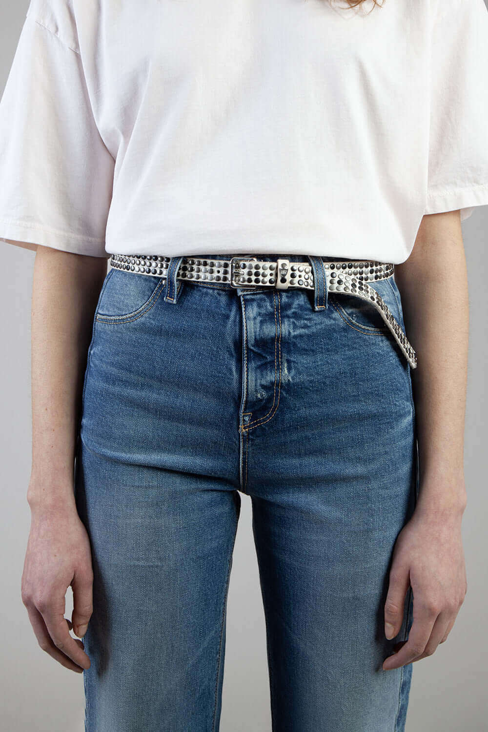 Hollywood Trading Company 3.000 STUDS BELT 3.000 STUDS BELT White leather belt with studs, brass buckle, loop with studs and engraved logo. Height 2 cm. Made in Italy. BELTS Hollywood Trading Company Hollywood Trading Company