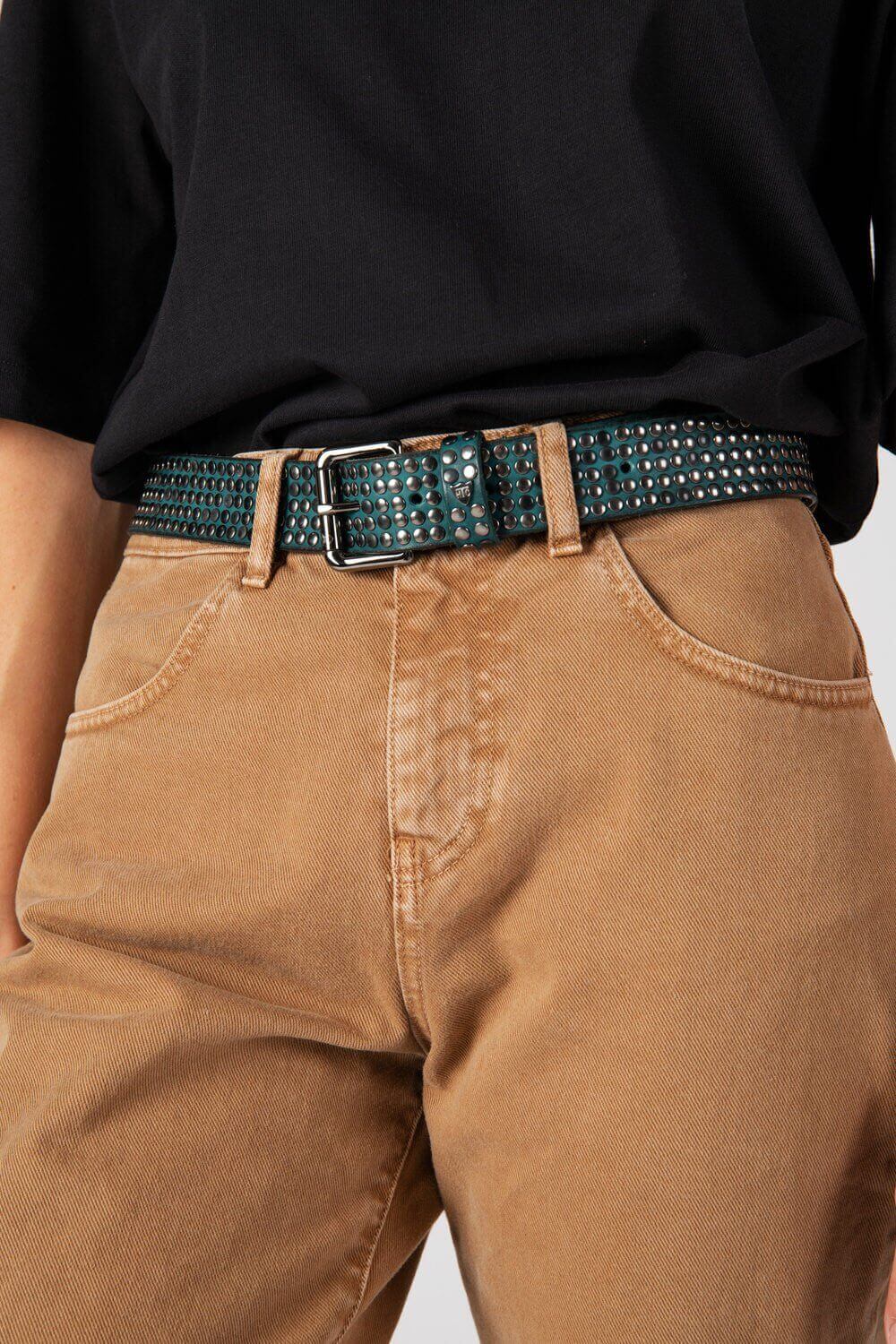 5.000 STUDS COLOR BELT Leather belt with mixed studs, brass buckle, studded loop and rivet with engraved logo. Made in Italy, 3.5 cm height. HTC LOS ANGELES