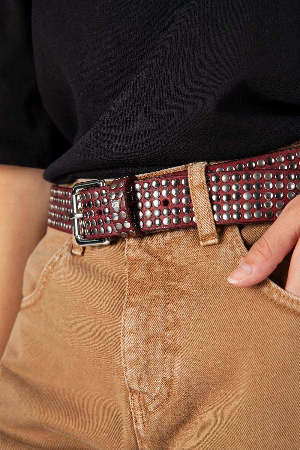 5.000 STUDS COLOR BELT Leather belt with mixed studs, brass buckle, studded loop and rivet with engraved logo. Made in Italy, 3.5 cm height. HTC LOS ANGELES