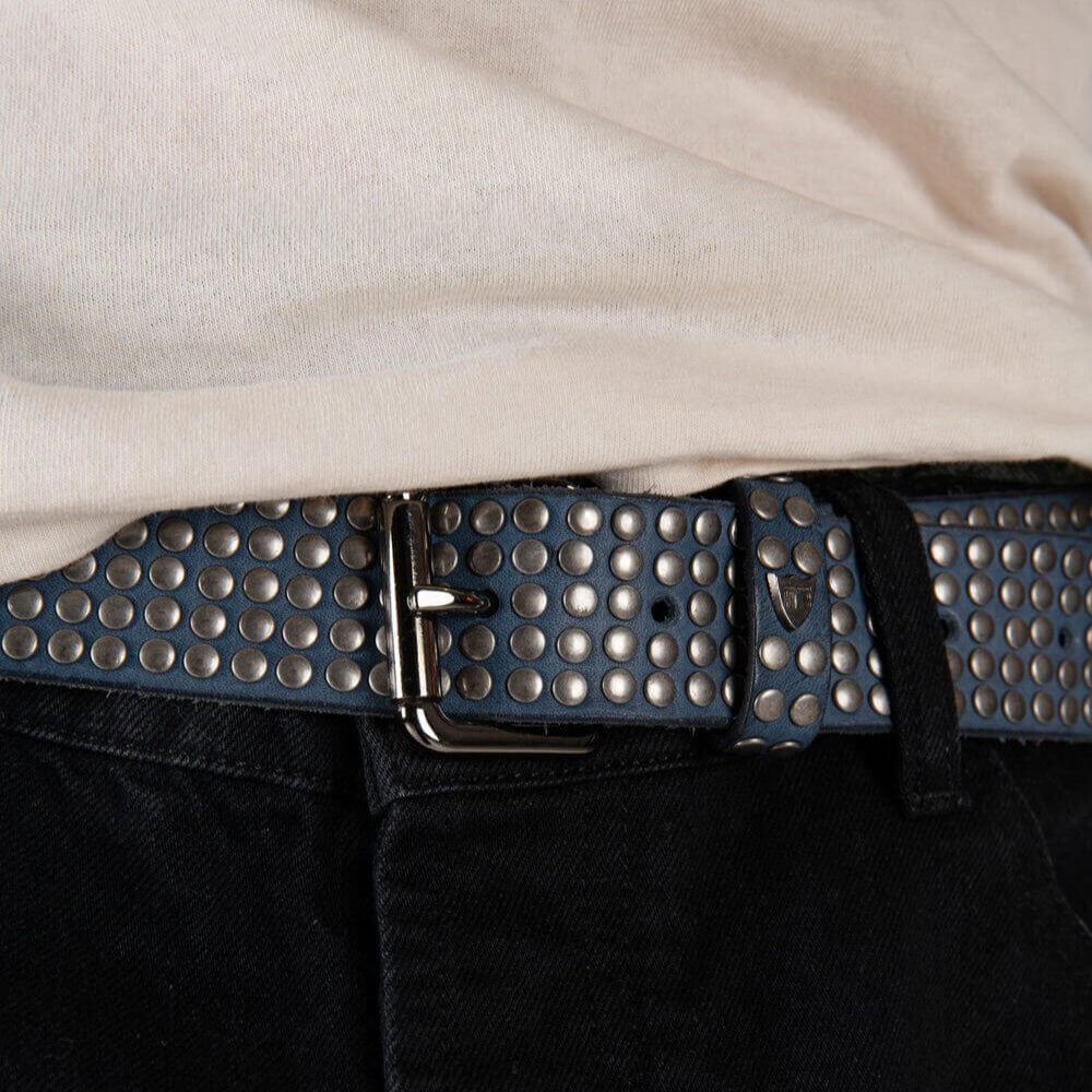 Hollywood Trading Company 5.000 STUDS COLOR BELT 5.000 STUDS COLOR BELT Leather belt with mixed studs, brass buckle, studded zamac belt loop with HTC logo rivet. Height: 3.5 cm. Made in Italy. BELTS Hollywood Trading Company Hollywood Trading Company