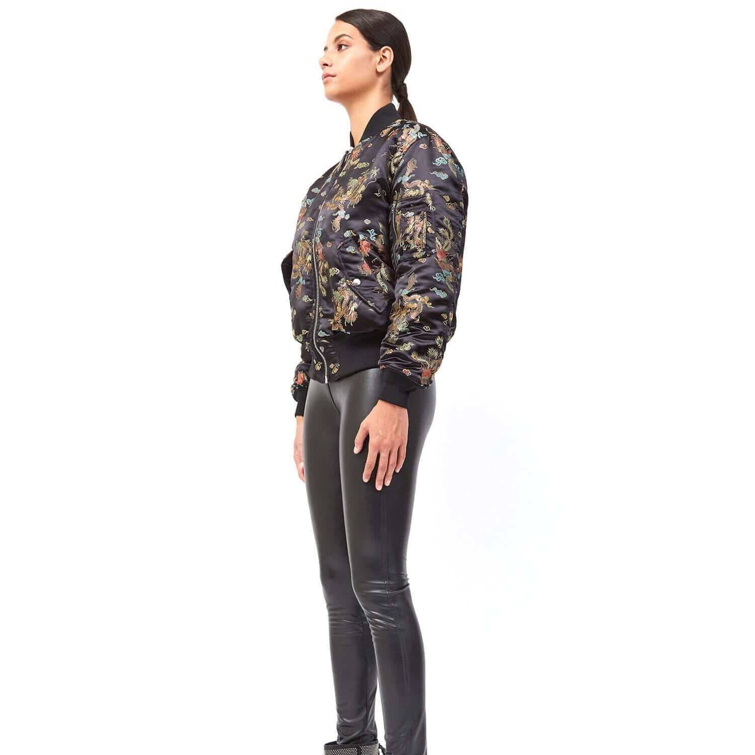 Hollywood Trading Company ALFA BOMBER WOMAN ALFA BOMBER WOMAN Bomber jacket in jacquard fabric with chinese dragins design. Central zip closure, 2 side pockets with snap fasteners. Logo on the back. Inner lining 120gr. 100% polyester. Made in Italy. jacke
