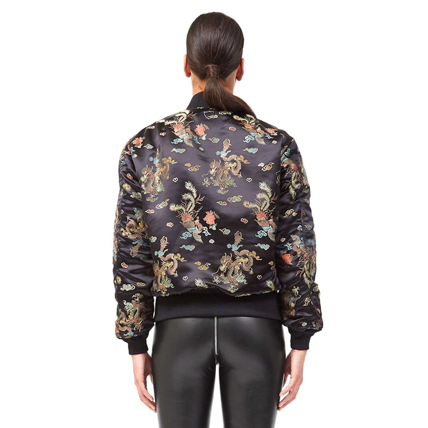 Hollywood Trading Company ALFA BOMBER WOMAN ALFA BOMBER WOMAN Bomber jacket in jacquard fabric with chinese dragins design. Central zip closure, 2 side pockets with snap fasteners. Logo on the back. Inner lining 120gr. 100% polyester. Made in Italy. jacke