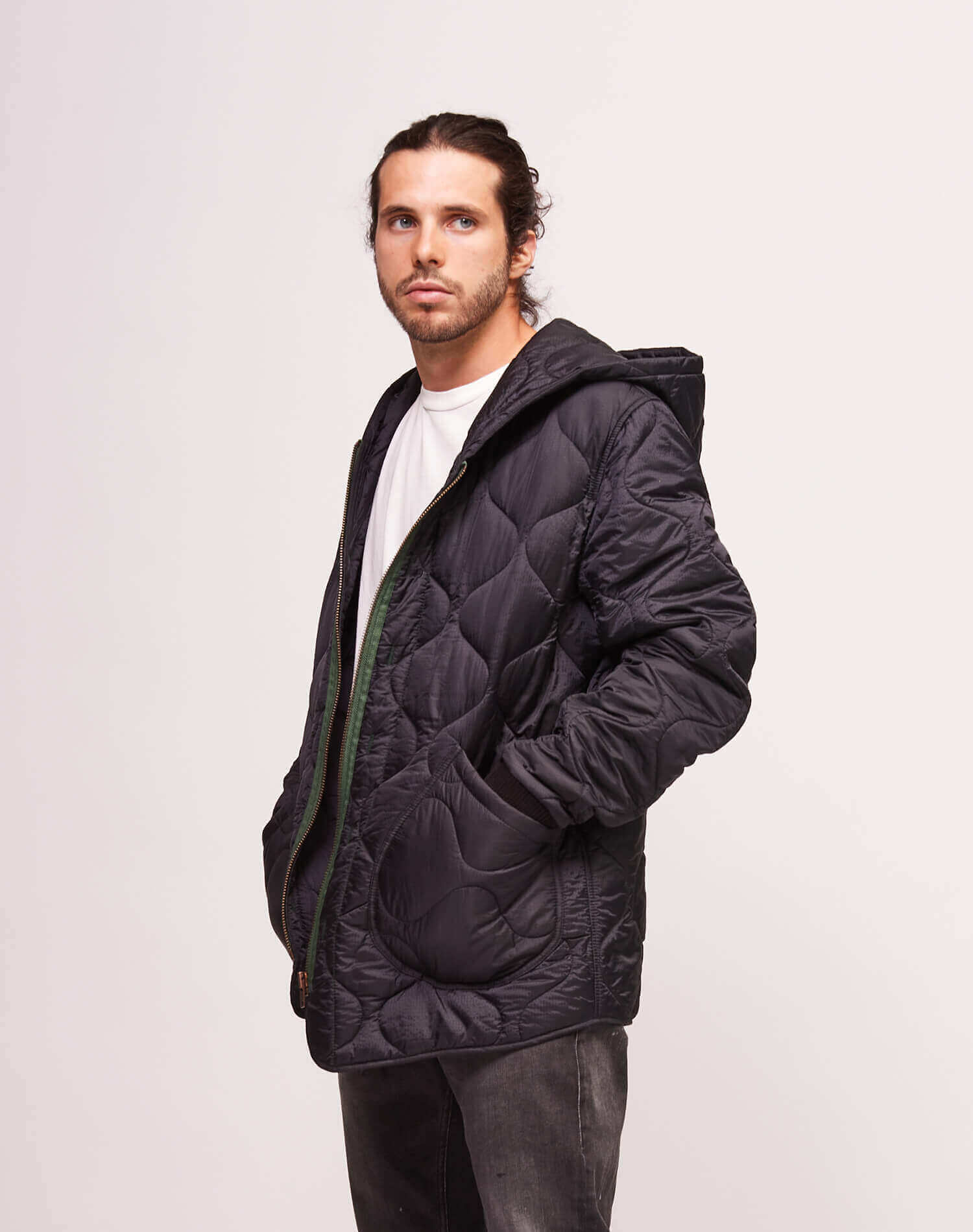 HOODIE QUILTED JACKET Lightweight padded hoodie jacket. Front zip closure. Two frontal pockets. Hollywood Trading Company printed on the back. 100% Polyester HTC LOS ANGELES