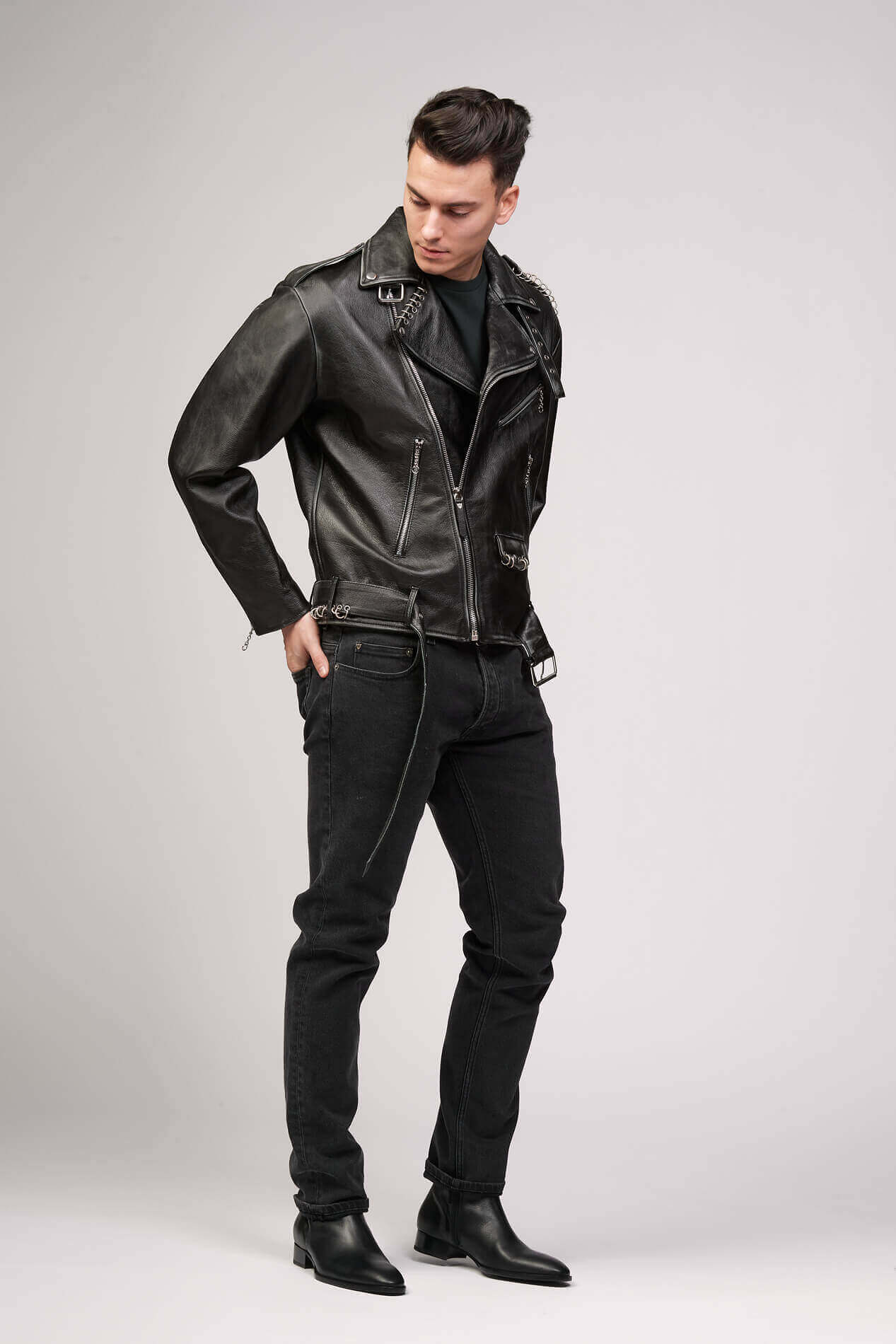 ALLEN PERFECTO JACKET Black leather jacket. Asymmetric zip closure. Rings set on the jacket. Side pocket with zip closure. Zippers on the sleeves. 100% leather. Lining 100% viscose. Made in Italy. HTC LOS ANGELES