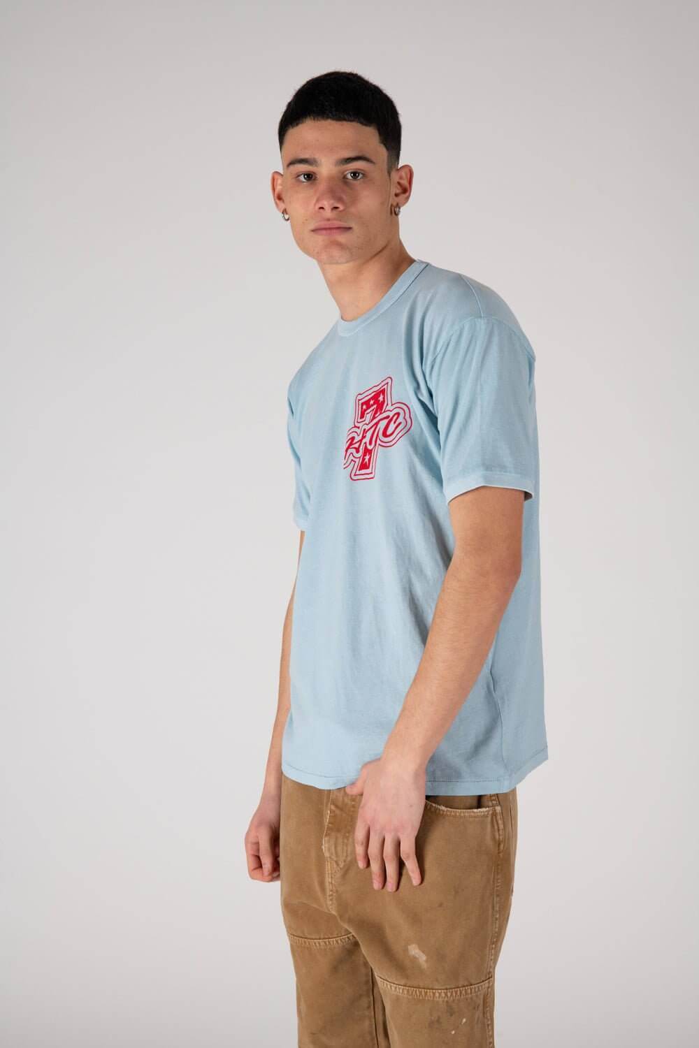 ARMLESS - AKA7 Regular fit t-shirt with printed 7 logo on the front. Composition: 100% Cotton HTC LOS ANGELES