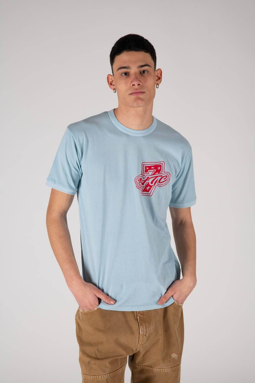 ARMLESS - AKA7 Regular fit t-shirt with printed 7 logo on the front. Composition: 100% Cotton HTC LOS ANGELES