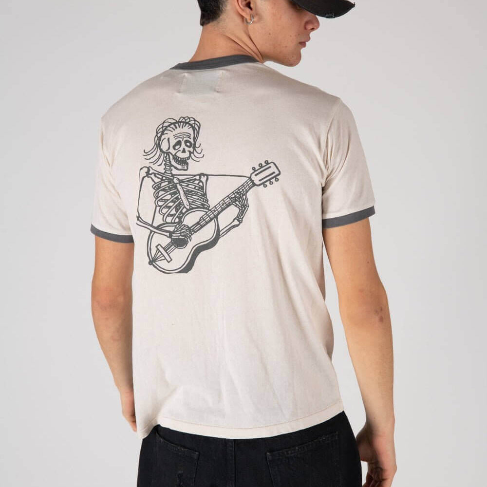 htc los angeles ARMLESS - SINGERS CREAM WHITE ARMLESS - SINGERS CREAM WHITE Regular fit t-shirt printed on the front. Composition: 100% Cotton T-SHIRTS Hollywood Trading Company Hollywood Trading Company