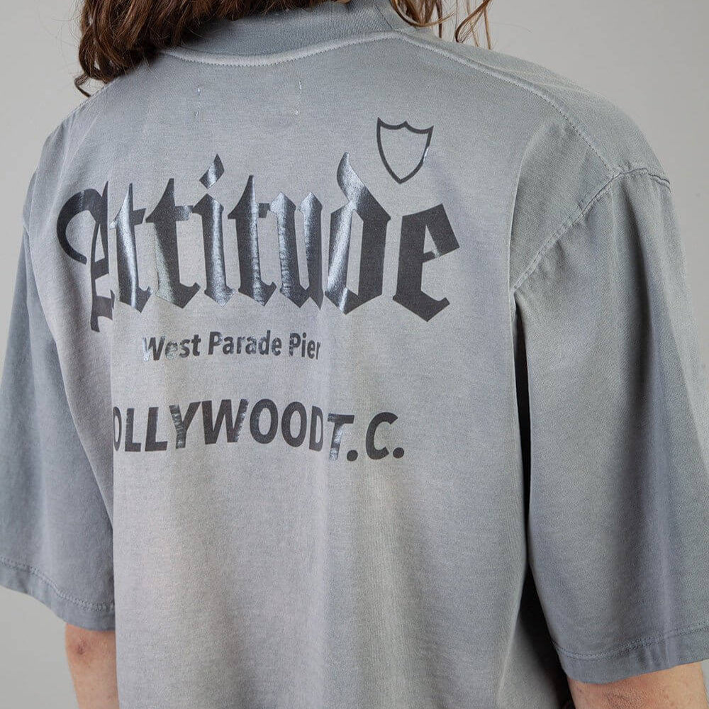 Hollywood Trading Company ATTITUDE CROP W. T-SHIRT ATTITUDE CROP W. T-SHIRT Crop fit t-shirt with printed mini-shield logo on the front. Composition: 100% Cotton Hollywood Trading Company Hollywood Trading Company