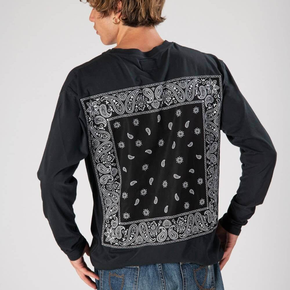 htc los angeles BANDANA LS T-SHIRT BLACK/BLACK BANDANA LS T-SHIRT BLACK/BLACK Regular fit long sleeve t-shirt with printed logo on the front. Vintage bandana set on the back. T-SHIRTS Hollywood Trading Company Hollywood Trading Company