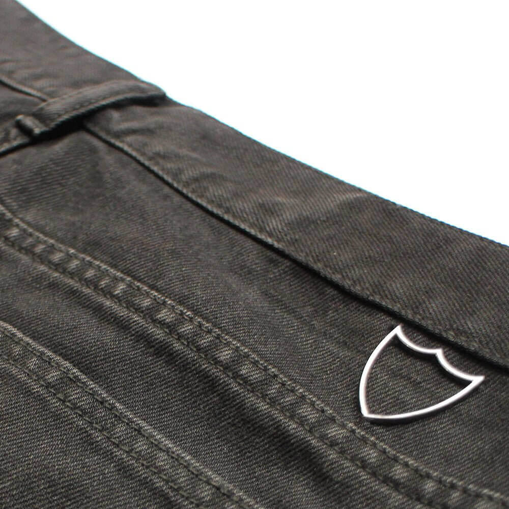htc los angeles STRAIGHT MEN DENIM BLACK BULL STRAIGHT MEN DENIM BLACK BULL Straight fit jeans in black denim, 5 pockets, hidden front button closure. Metallic logo detail on the back. 100% cotton. Made in Italy. PANTS Hollywood Trading Company Hollywood