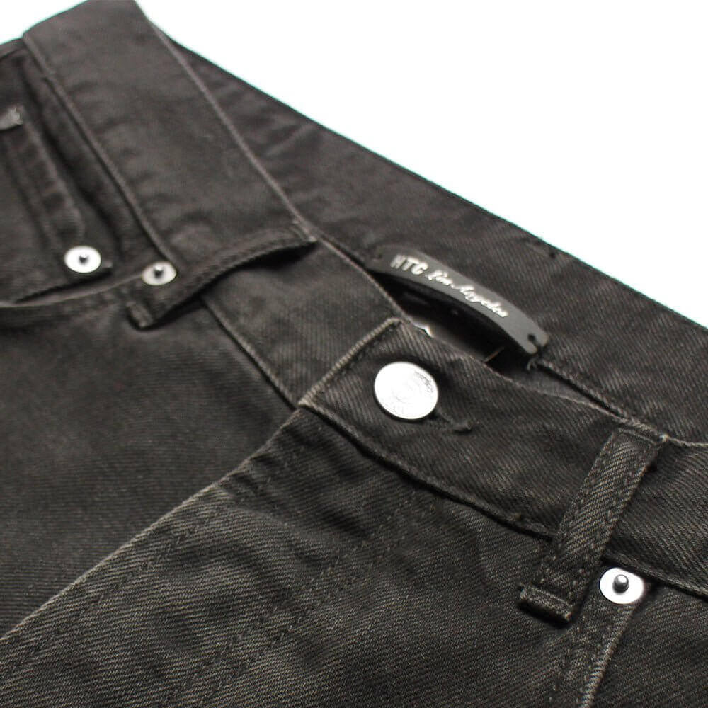 htc los angeles STRAIGHT MEN DENIM BLACK BULL STRAIGHT MEN DENIM BLACK BULL Straight fit jeans in black denim, 5 pockets, hidden front button closure. Metallic logo detail on the back. 100% cotton. Made in Italy. PANTS Hollywood Trading Company Hollywood