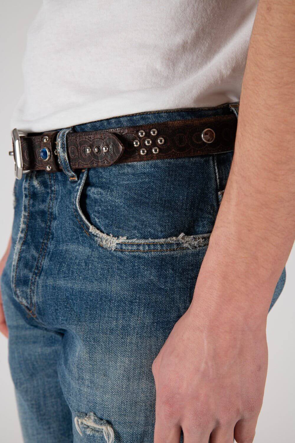 CATALINA BELT Brown leather belt with studs and rhinestones. Carved buckle. Height: 3,5 cm. Made in Italy. HTC LOS ANGELES