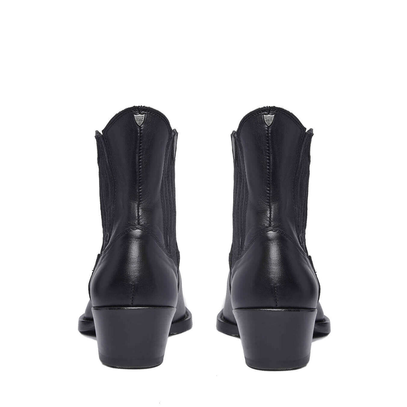 htclosangeles CHELSEA BOOT CHELSEA BOOT Black leather 'Texas' boots. Squared metal tip. Elastic closure on the sides. Heel height: 5 cm. Made in Italy. Hollywood Trading Company Hollywood Trading Company