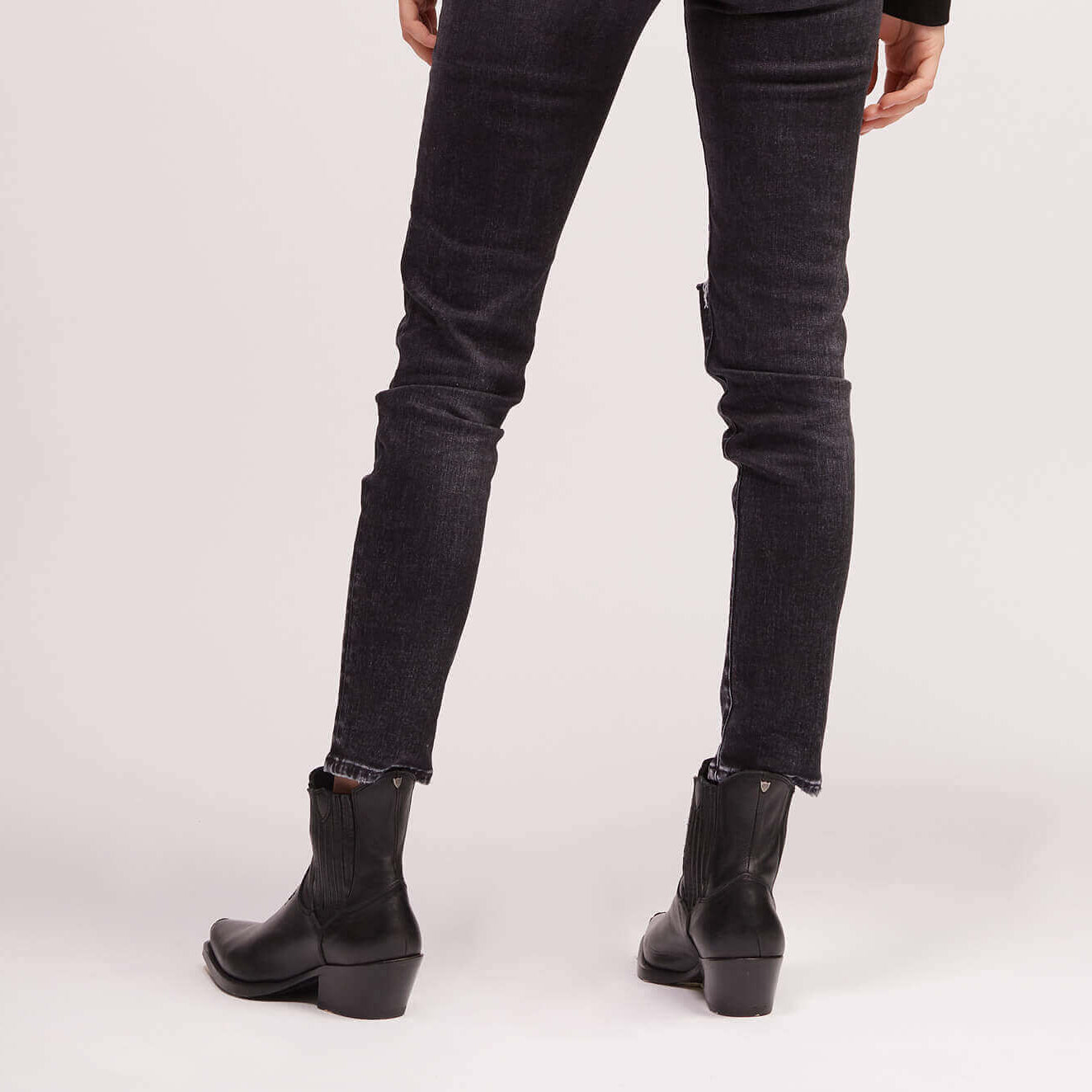 htclosangeles CHELSEA BOOT CHELSEA BOOT Black leather 'Texas' boots. Squared metal tip. Elastic closure on the sides. Heel height: 5 cm. Made in Italy. Hollywood Trading Company Hollywood Trading Company