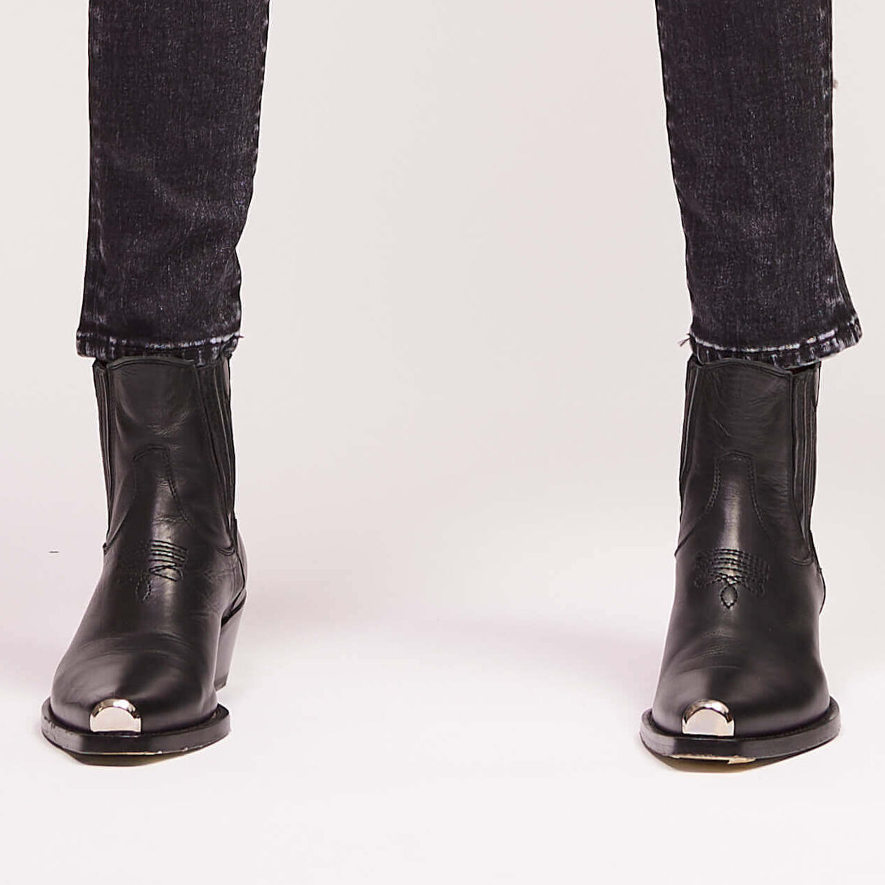 htclosangeles CHELSEA BOOT CHELSEA BOOT Black leather 'Texas' boots. Squared metal tip. Elastic closure on the sides. Heel height: 5 cm. Made in Italy. Hollywood Trading Company Hollywood Trading Company